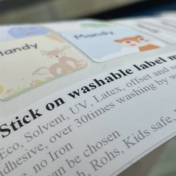 Washable Clothing Label Material for Direct Fabric Application Wasbaar kledinglabelmateriaal voor directe toepassing op textiel.